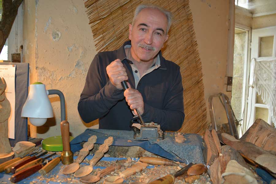 [France] Un sculpteur de cuillères de mariage…